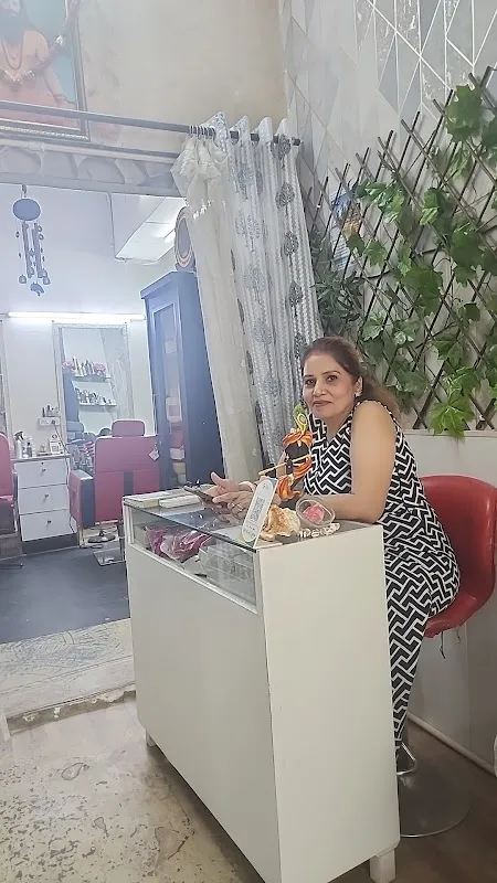 She Glows salon & sk nails