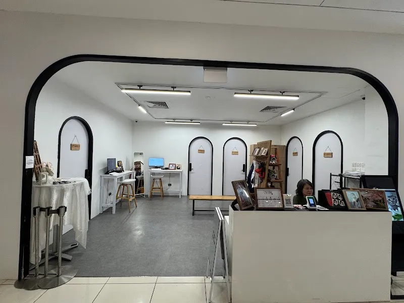 PhotoNow Photo Studio | Regular & large studio rooms | Money back satisfaction guarantee