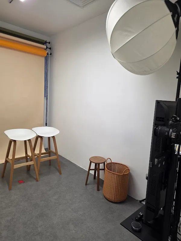 PhotoNow Photo Studio | Regular & large studio rooms | Money back satisfaction guarantee