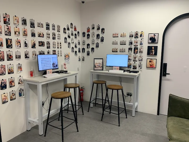 PhotoNow Photo Studio | Regular & large studio rooms | Money back satisfaction guarantee