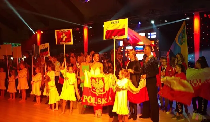 Szkoła Tańca Poznań: Kurs tańca dla narzeczonych, pierwszy taniec, taniec towarzyski, Salsa, Bachata, High heels, taniec dla dzieci - Art Dance
