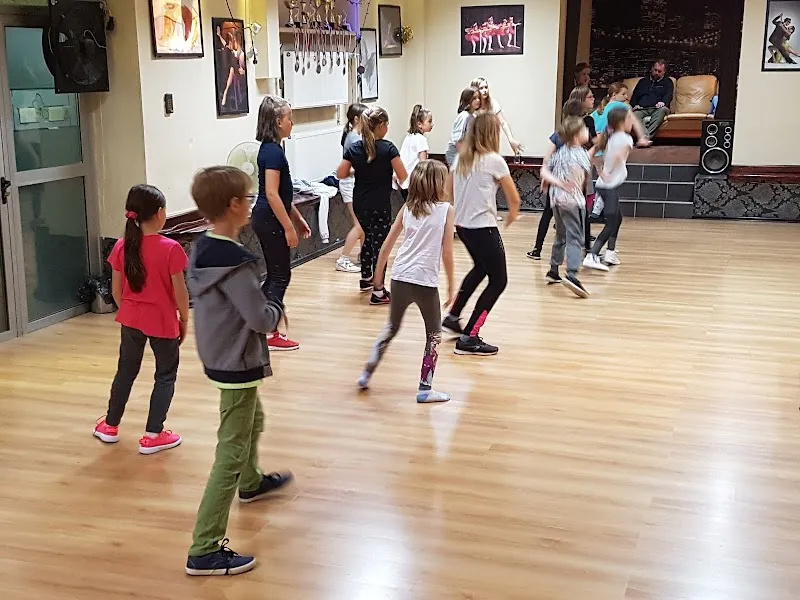 Szkoła Tańca Poznań: Kurs tańca dla narzeczonych, pierwszy taniec, taniec towarzyski, Salsa, Bachata, High heels, taniec dla dzieci - Art Dance