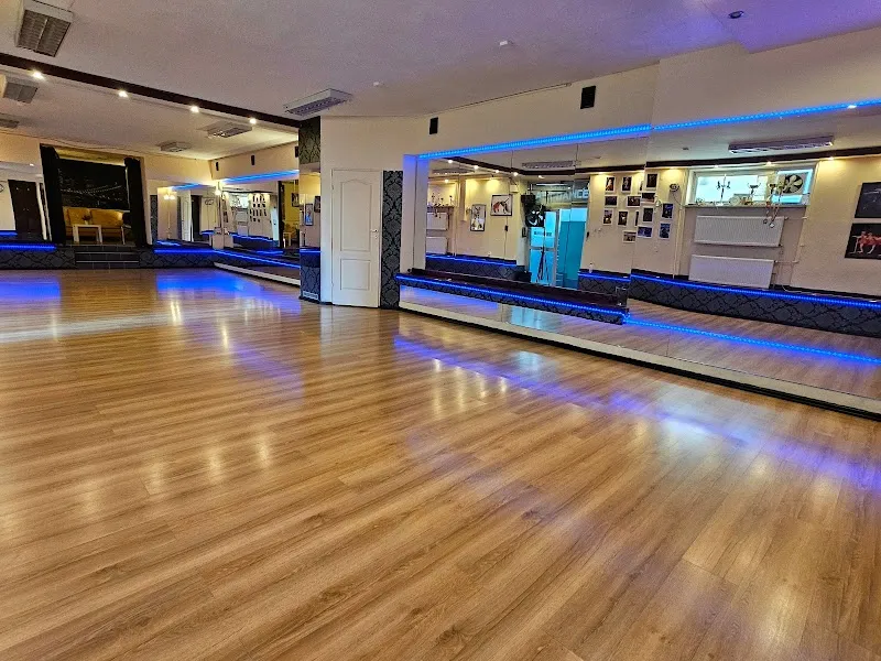 Szkoła Tańca Poznań: Kurs tańca dla narzeczonych, pierwszy taniec, taniec towarzyski, Salsa, Bachata, High heels, taniec dla dzieci - Art Dance
