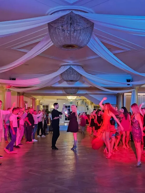 Szkoła Tańca Poznań: Kurs tańca dla narzeczonych, pierwszy taniec, taniec towarzyski, Salsa, Bachata, High heels, taniec dla dzieci - Art Dance