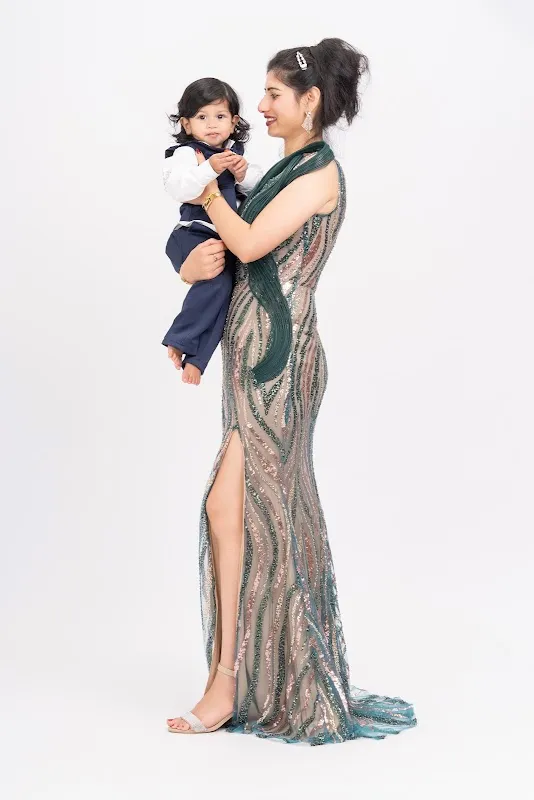 H2 Photo Studio - Family(fr297), Maternity, Graduation, Corporate Portrait, Group Photo, Pet Friendly