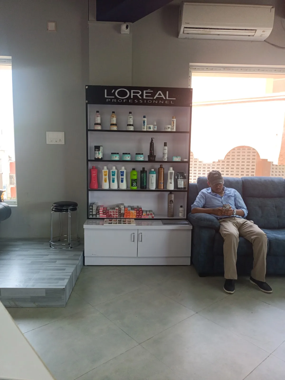 VIBE UNISEX SALON VELACHERY