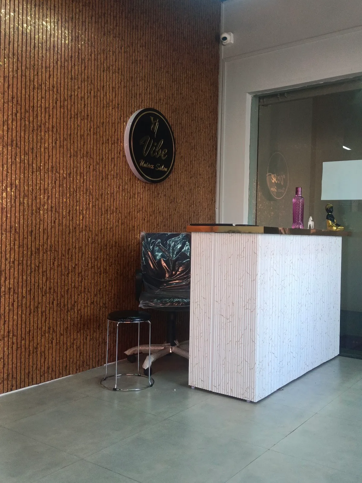 VIBE UNISEX SALON VELACHERY