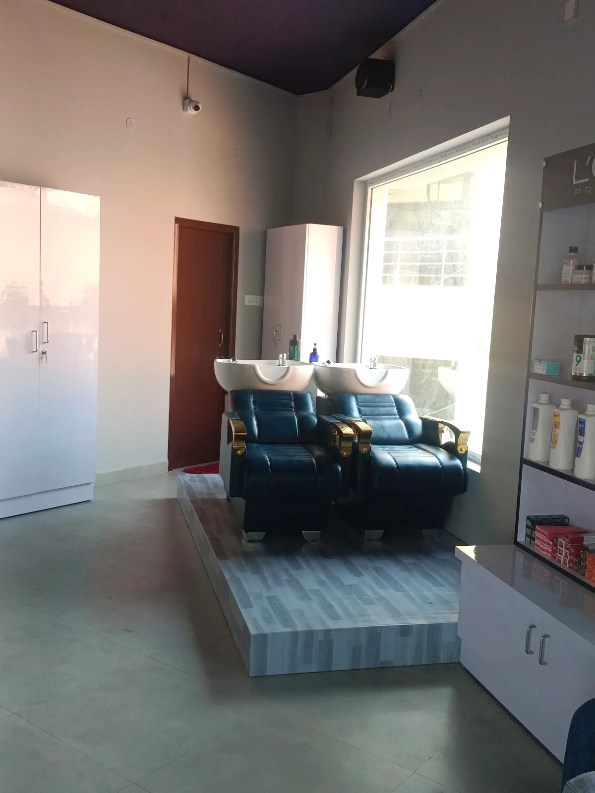 VIBE UNISEX SALON VELACHERY