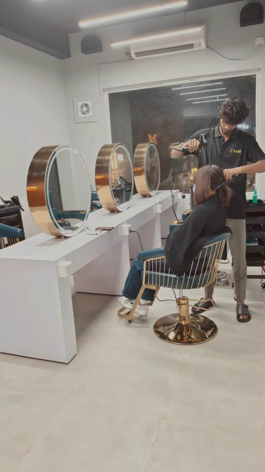 VIBE UNISEX SALON VELACHERY