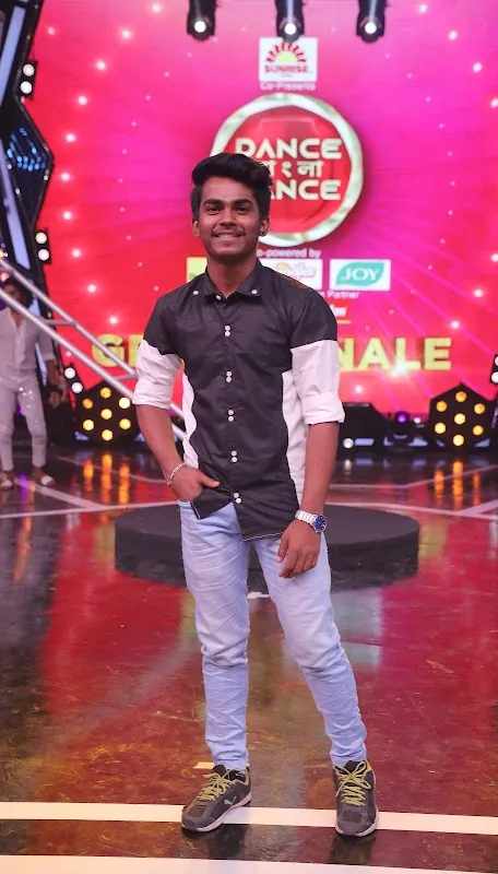 ON STAGE DANCE STUDIO