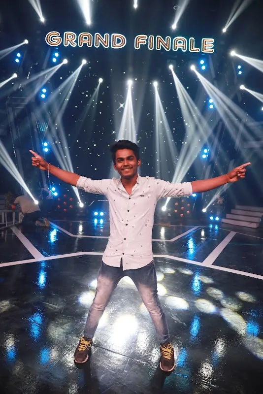 ON STAGE DANCE STUDIO