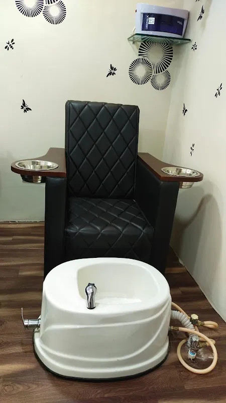 Aishu's Hair & Beauty Salon