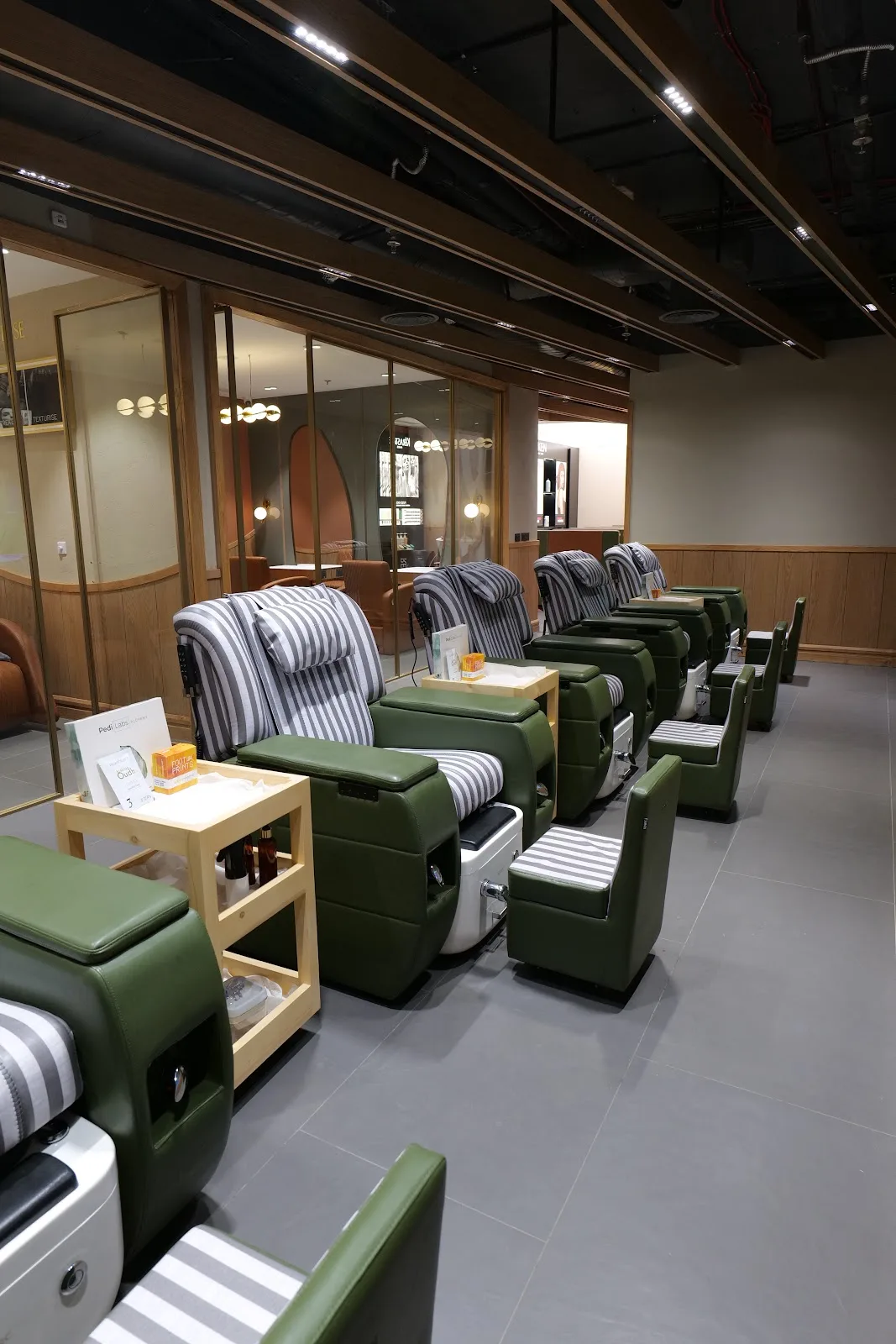 Looks Salon, Ambience Mall, Vasant Kunj