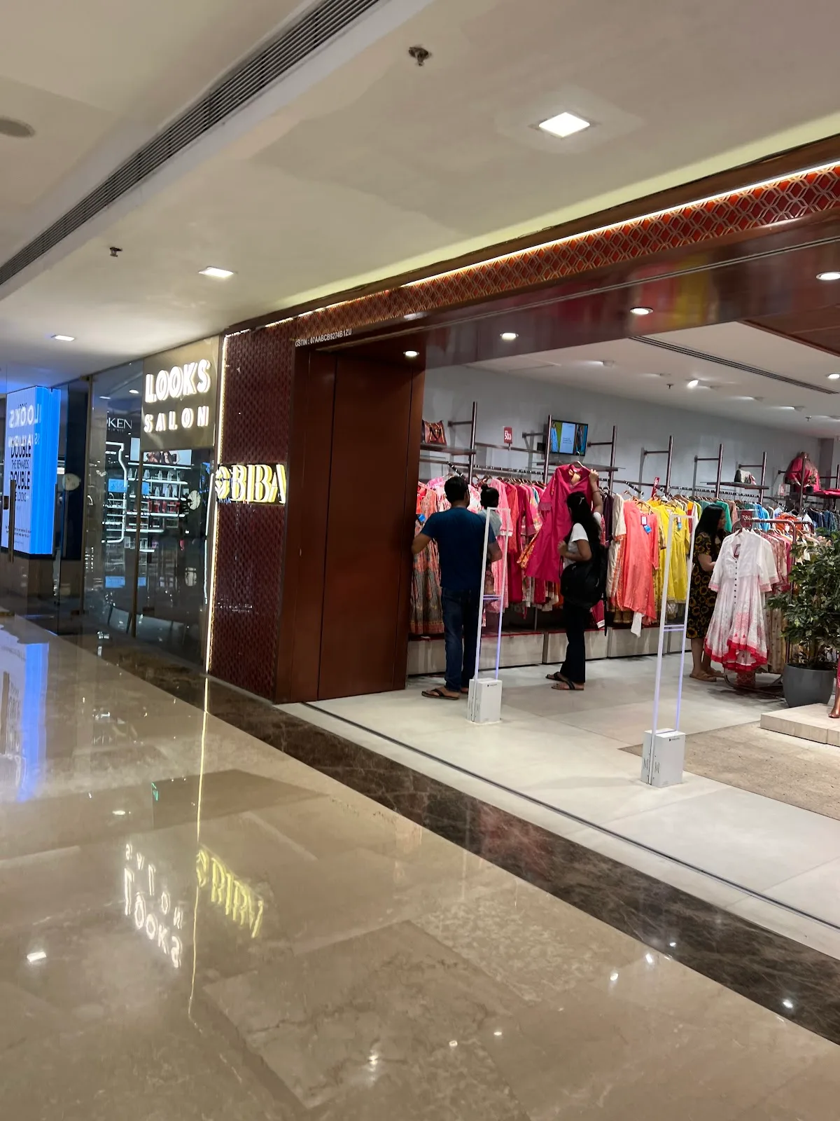 Looks Salon, Ambience Mall, Vasant Kunj