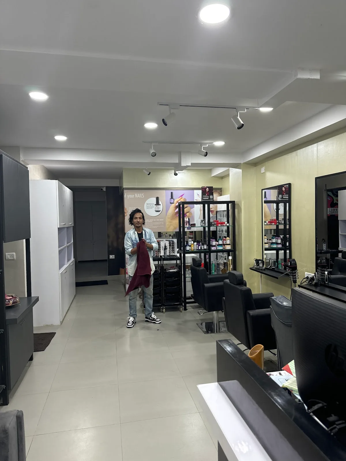 Magic mirrors salon and aesthetic studio