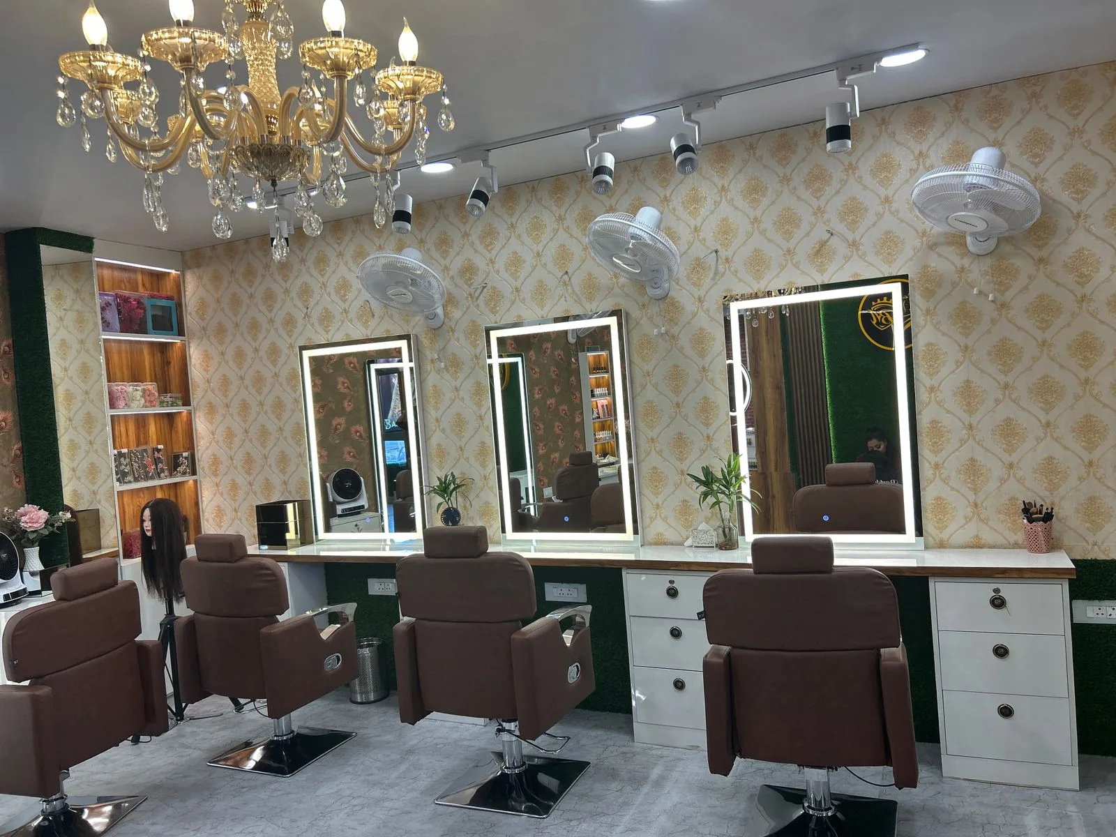 Barkha Makeover salon & Academy