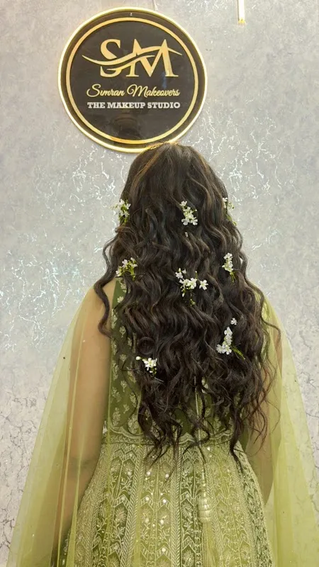 Simran's Makeoverz (ladies salon)