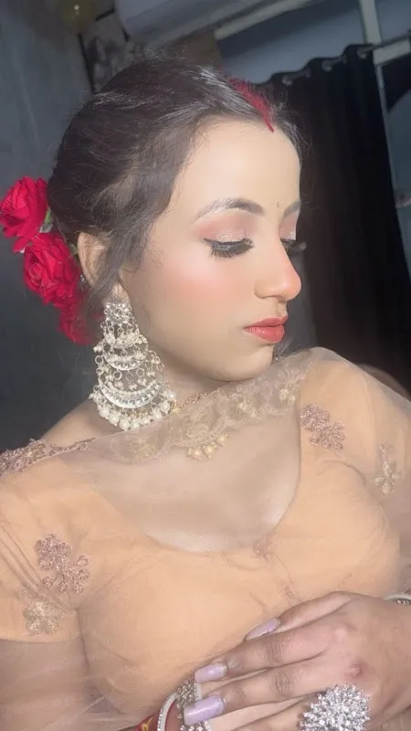 Simran's Makeoverz (ladies salon)