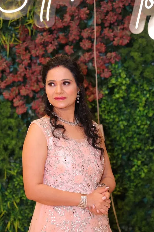 Simran's Makeoverz (ladies salon)