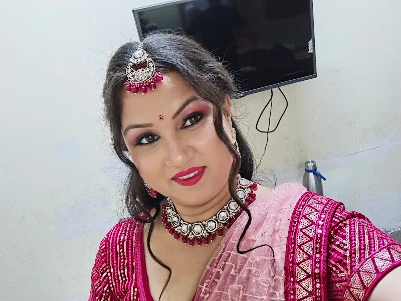 Simran's Makeoverz (ladies salon)