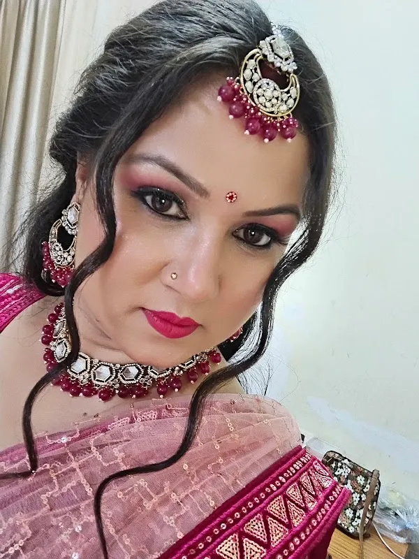 Simran's Makeoverz (ladies salon)