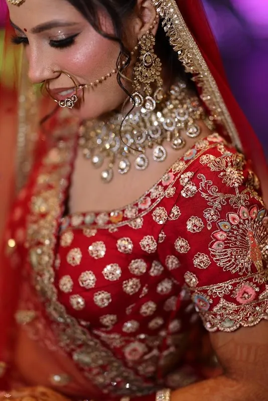 Simran's Makeoverz (ladies salon)