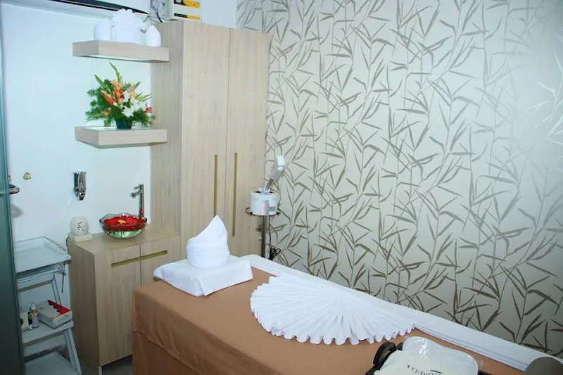 STUDIO11 Family Salon Habsiguda