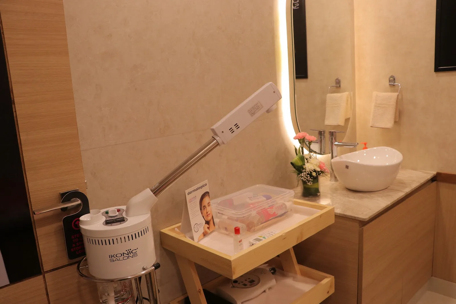 Lakme Salon For Him and Her in Ranjit Nagar,Kanpur
