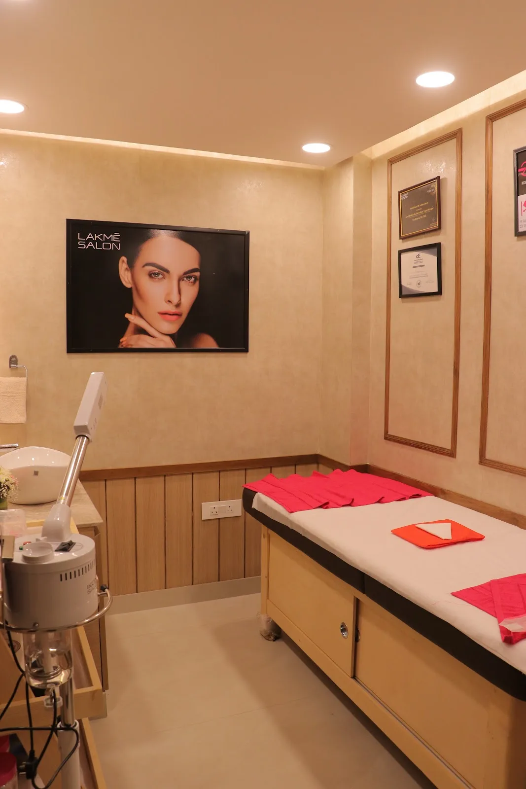 Lakme Salon For Him and Her in Ranjit Nagar,Kanpur
