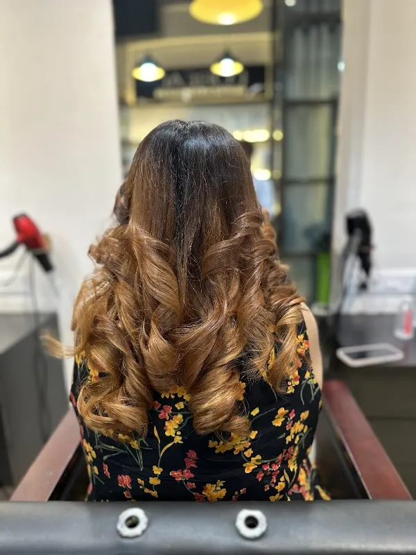 Aanoj's unisex salon & academy