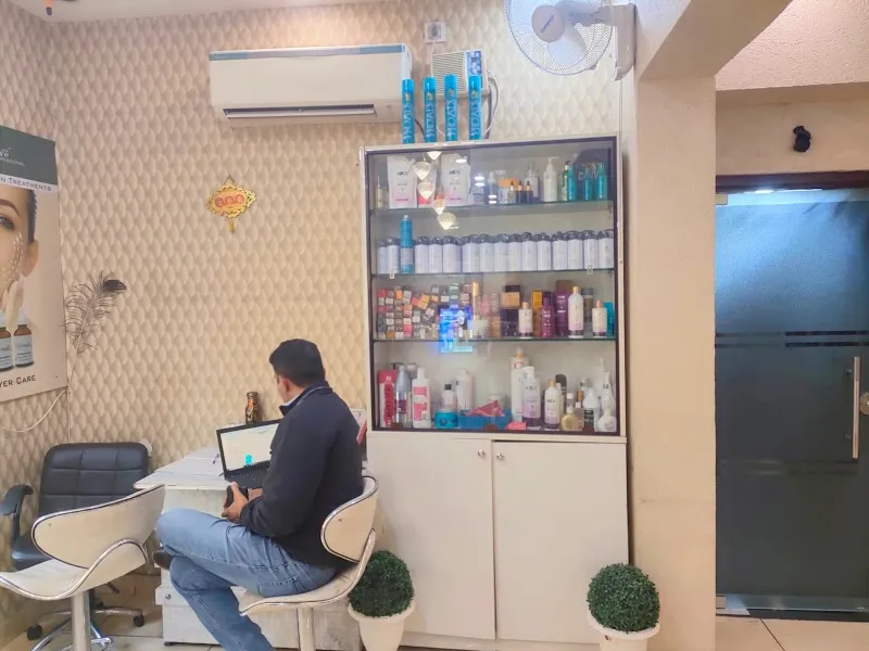 VS MAKEOOVERS LUXURY UNISEX SALON & ACADEMY