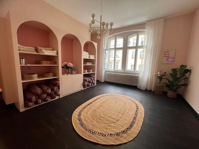 YOU GLOW Yoga & Womanhood Mitte