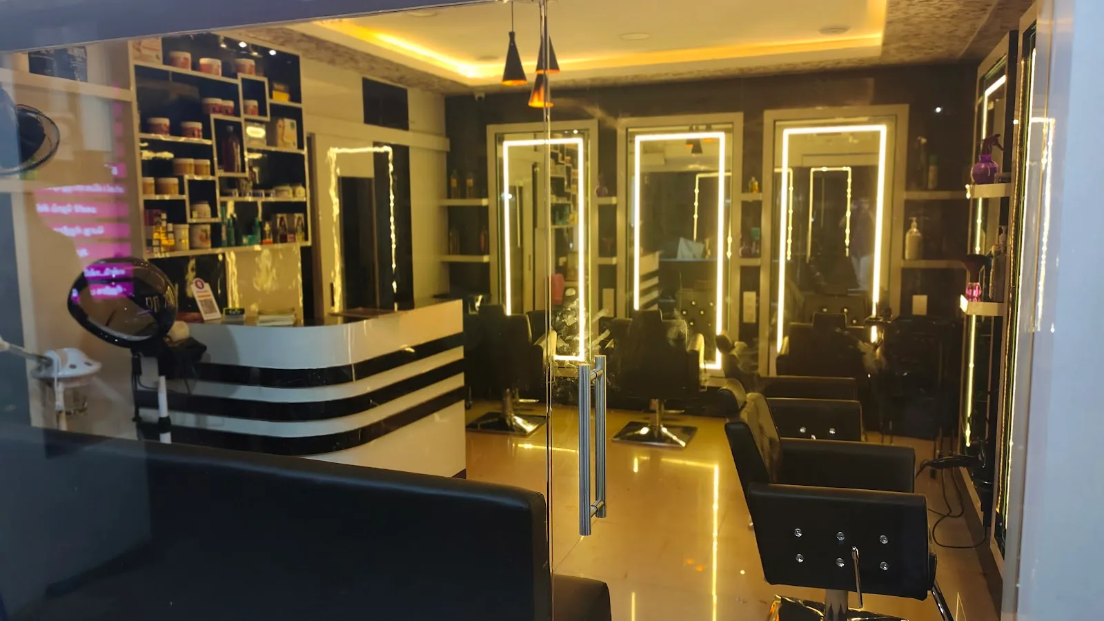 Glamour salon for men