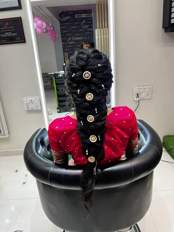 𝗟𝗼𝗼𝗸𝘄𝗲𝗹𝗹 𝗮 𝗹𝘂𝘅𝘂𝗿𝗶𝗼𝘂𝘀 𝗦𝗮𝗹𝗼𝗻- Best Bridal Makeup Salon | Hair Salon | Skin Salon | Menicure Pedicure Salon in Junagadh