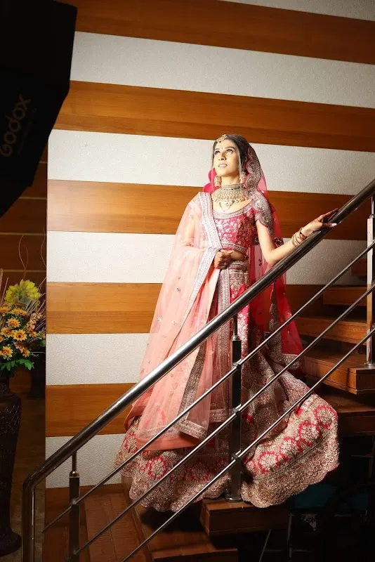 𝗟𝗼𝗼𝗸𝘄𝗲𝗹𝗹 𝗮 𝗹𝘂𝘅𝘂𝗿𝗶𝗼𝘂𝘀 𝗦𝗮𝗹𝗼𝗻- Best Bridal Makeup Salon | Hair Salon | Skin Salon | Menicure Pedicure Salon in Junagadh