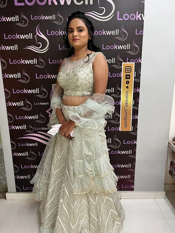 𝗟𝗼𝗼𝗸𝘄𝗲𝗹𝗹 𝗮 𝗹𝘂𝘅𝘂𝗿𝗶𝗼𝘂𝘀 𝗦𝗮𝗹𝗼𝗻- Best Bridal Makeup Salon | Hair Salon | Skin Salon | Menicure Pedicure Salon in Junagadh