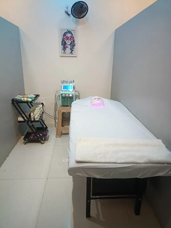 𝗟𝗼𝗼𝗸𝘄𝗲𝗹𝗹 𝗮 𝗹𝘂𝘅𝘂𝗿𝗶𝗼𝘂𝘀 𝗦𝗮𝗹𝗼𝗻- Best Bridal Makeup Salon | Hair Salon | Skin Salon | Menicure Pedicure Salon in Junagadh