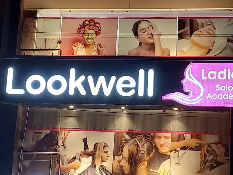 𝗟𝗼𝗼𝗸𝘄𝗲𝗹𝗹 𝗮 𝗹𝘂𝘅𝘂𝗿𝗶𝗼𝘂𝘀 𝗦𝗮𝗹𝗼𝗻- Best Bridal Makeup Salon | Hair Salon | Skin Salon | Menicure Pedicure Salon in Junagadh