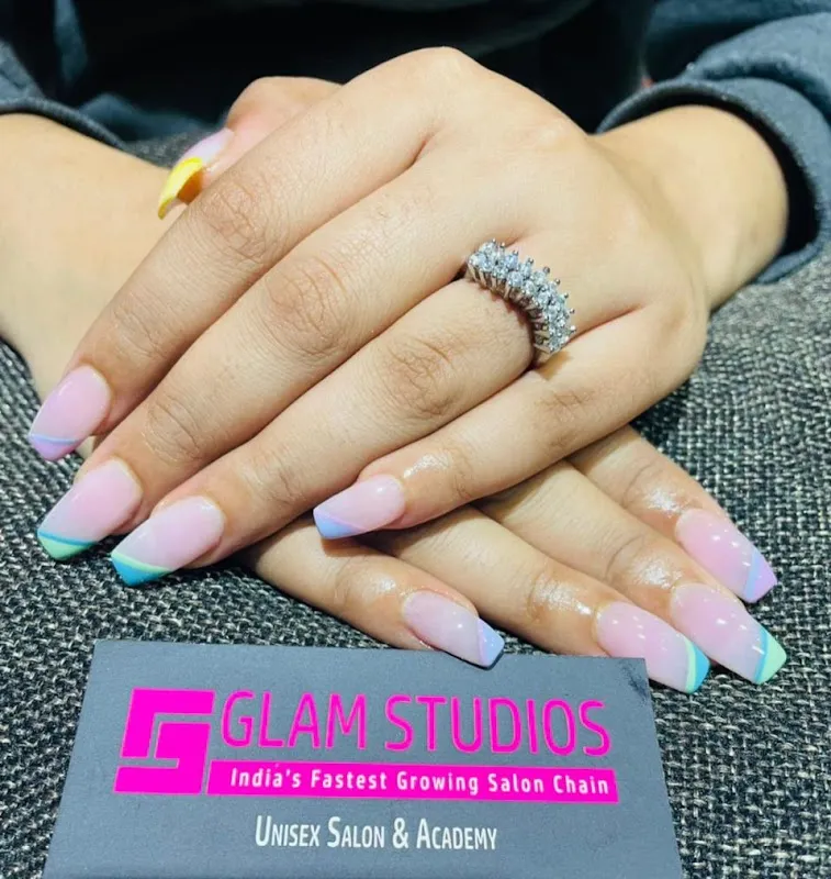 Refyn Unisex Salon