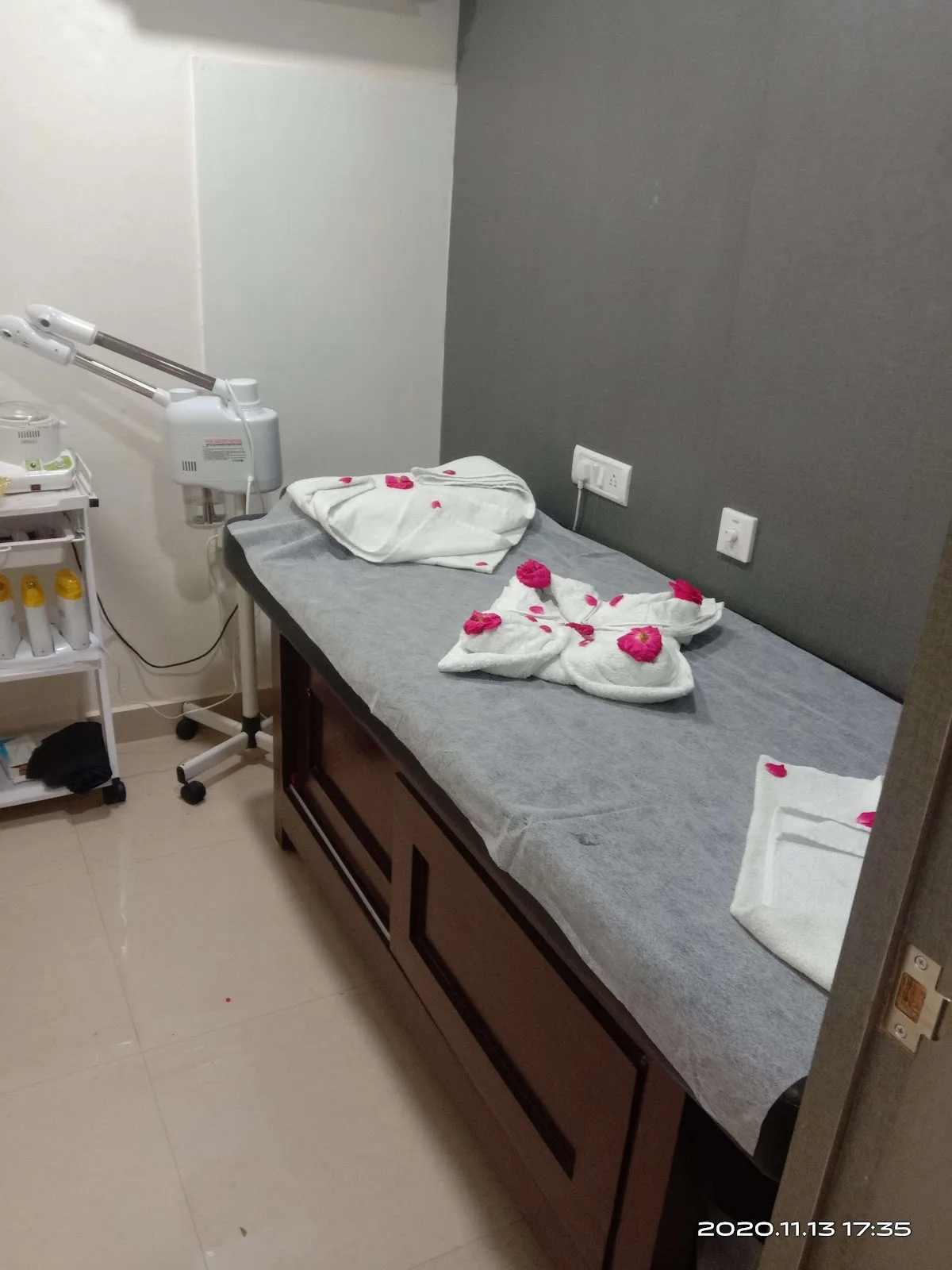 GLOSSY STYLING STUDIO