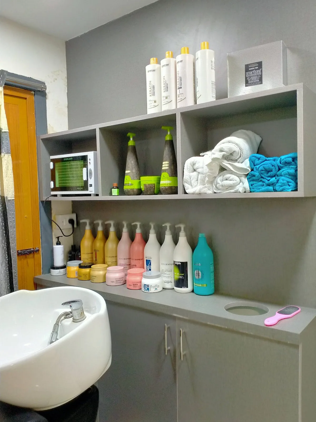GLOSSY STYLING STUDIO