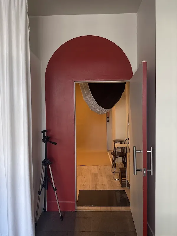 MirrorMe Self-Portrait Photo Studio