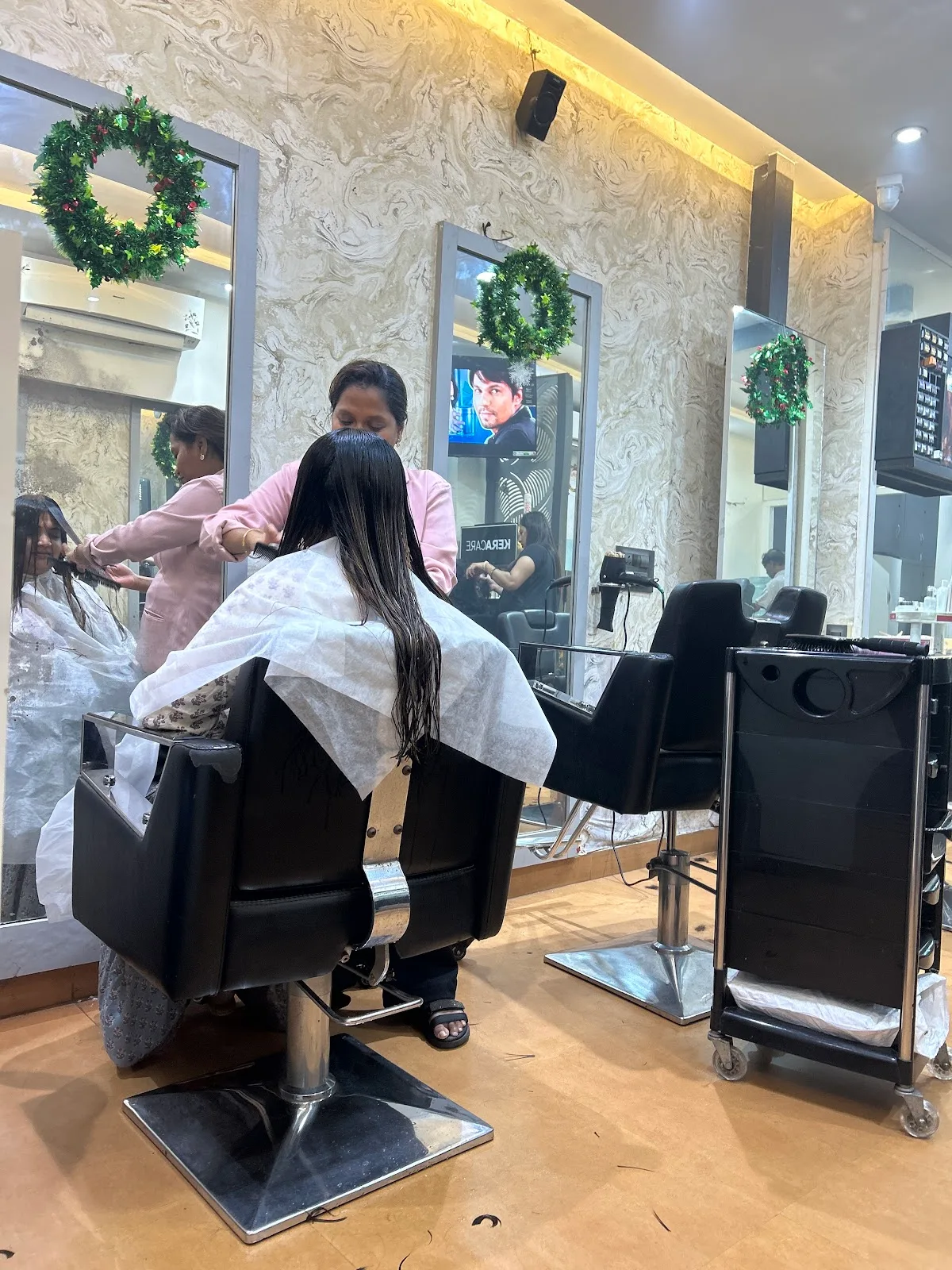 KUTS & KOLOR Luxury Unisex Salon