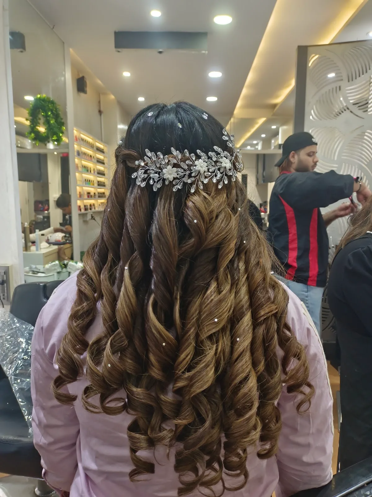 KUTS & KOLOR Luxury Unisex Salon