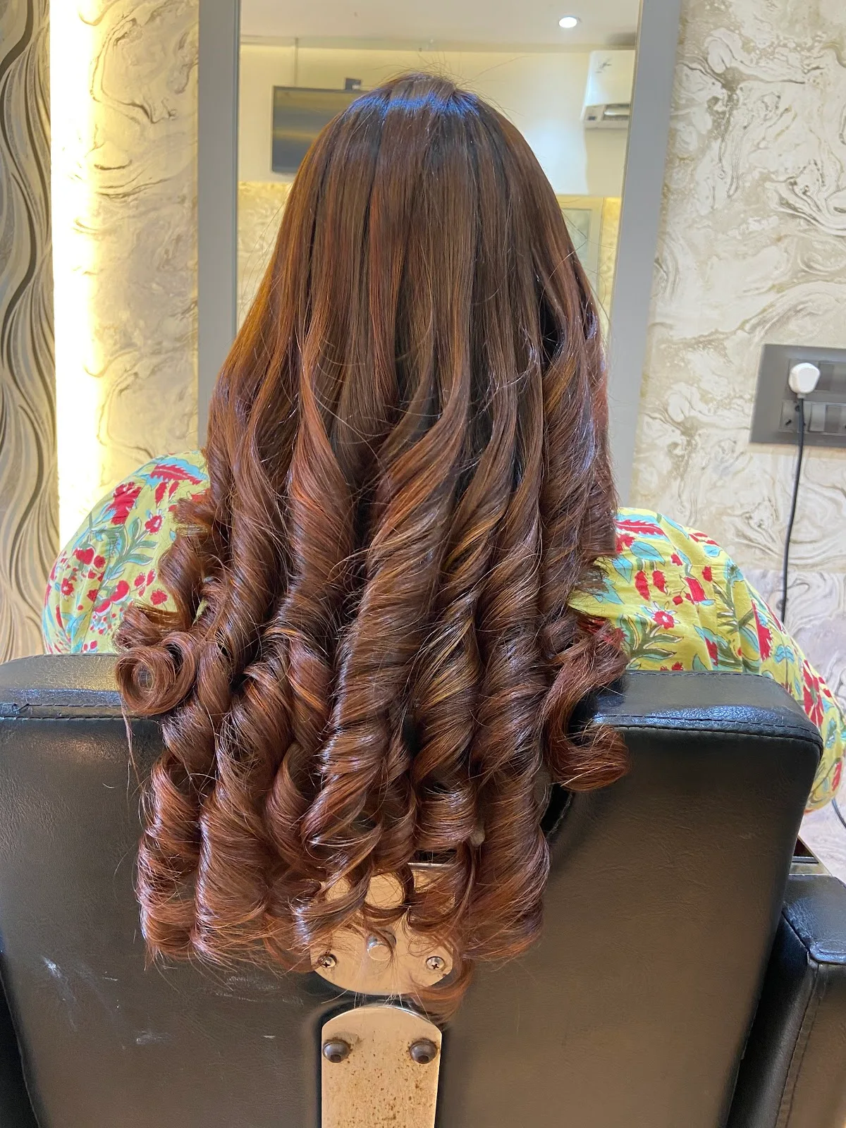 KUTS & KOLOR Luxury Unisex Salon