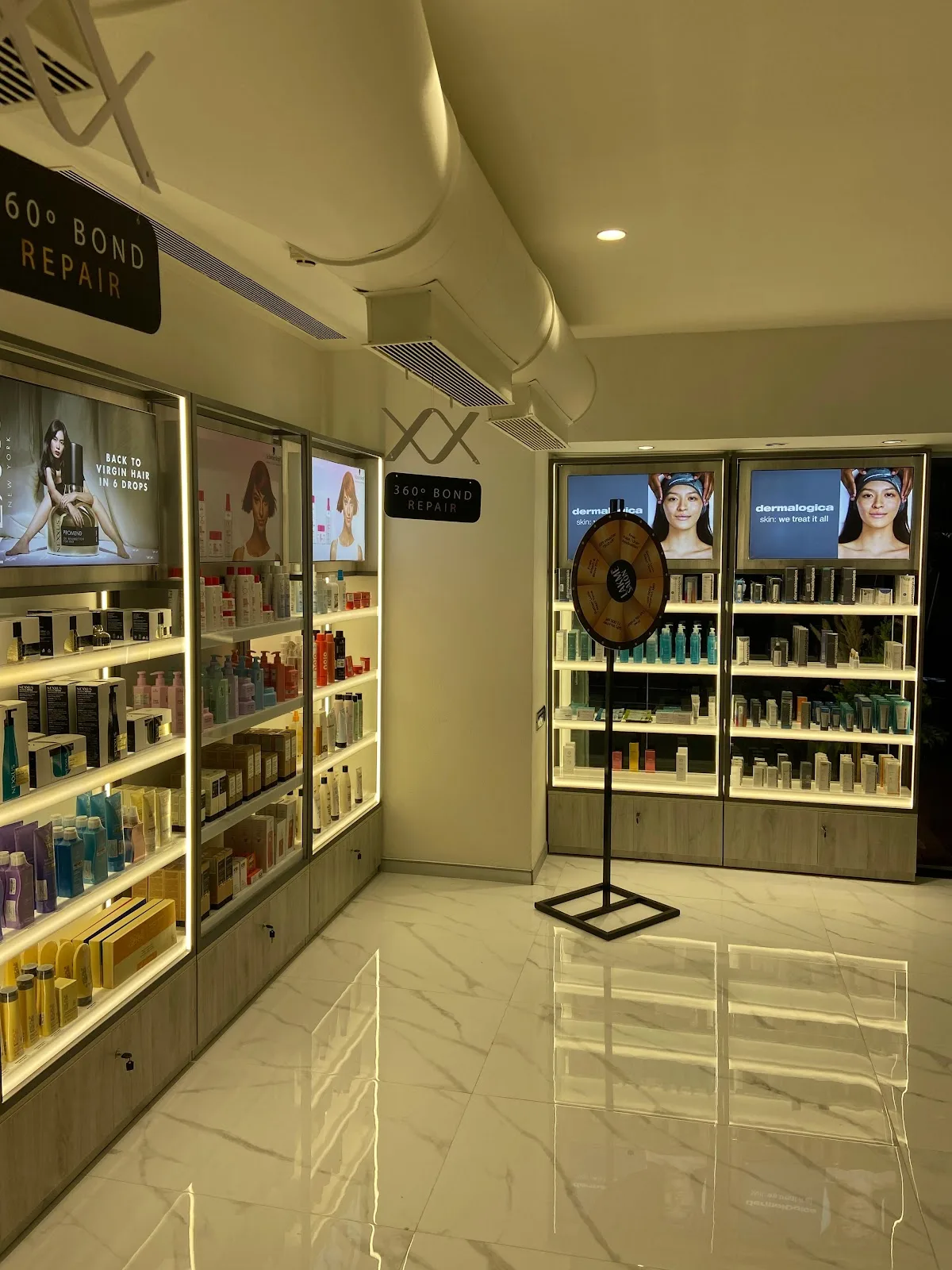 Lakme Salon For Him and Her in Linking Road Bandra,Mumbai