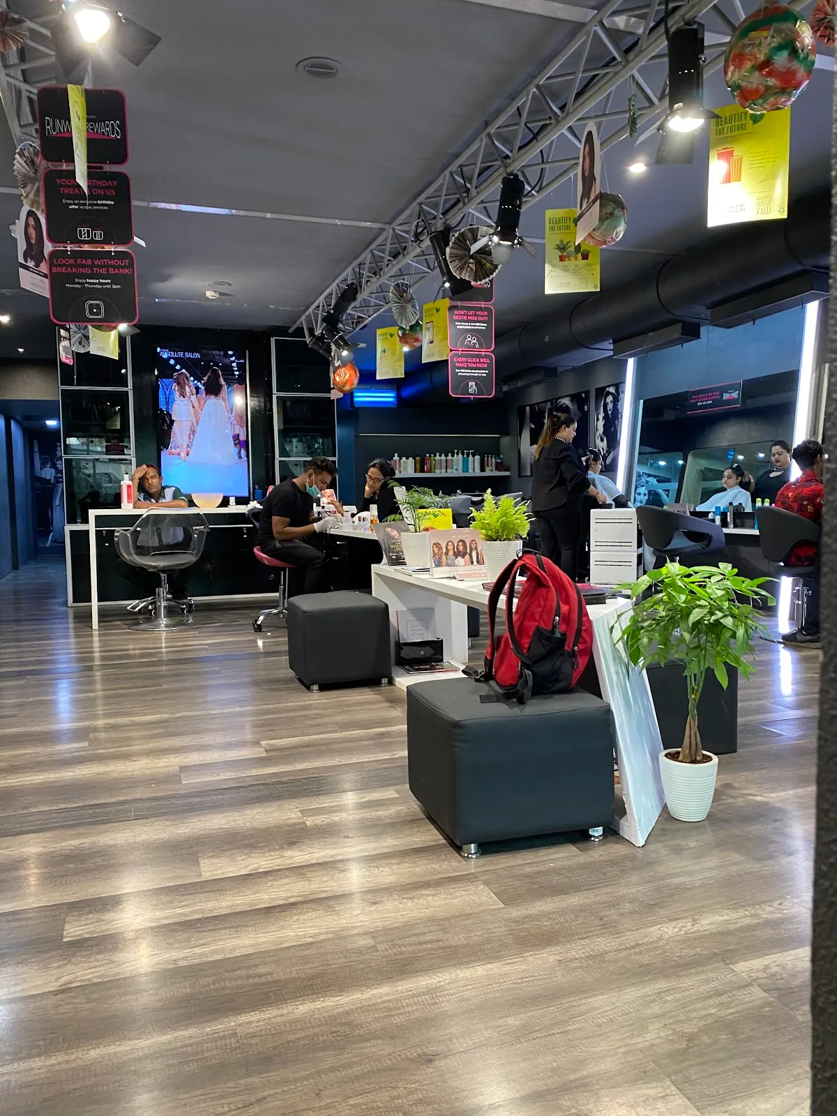 Lakme Salon For Him and Her in Linking Road Bandra,Mumbai